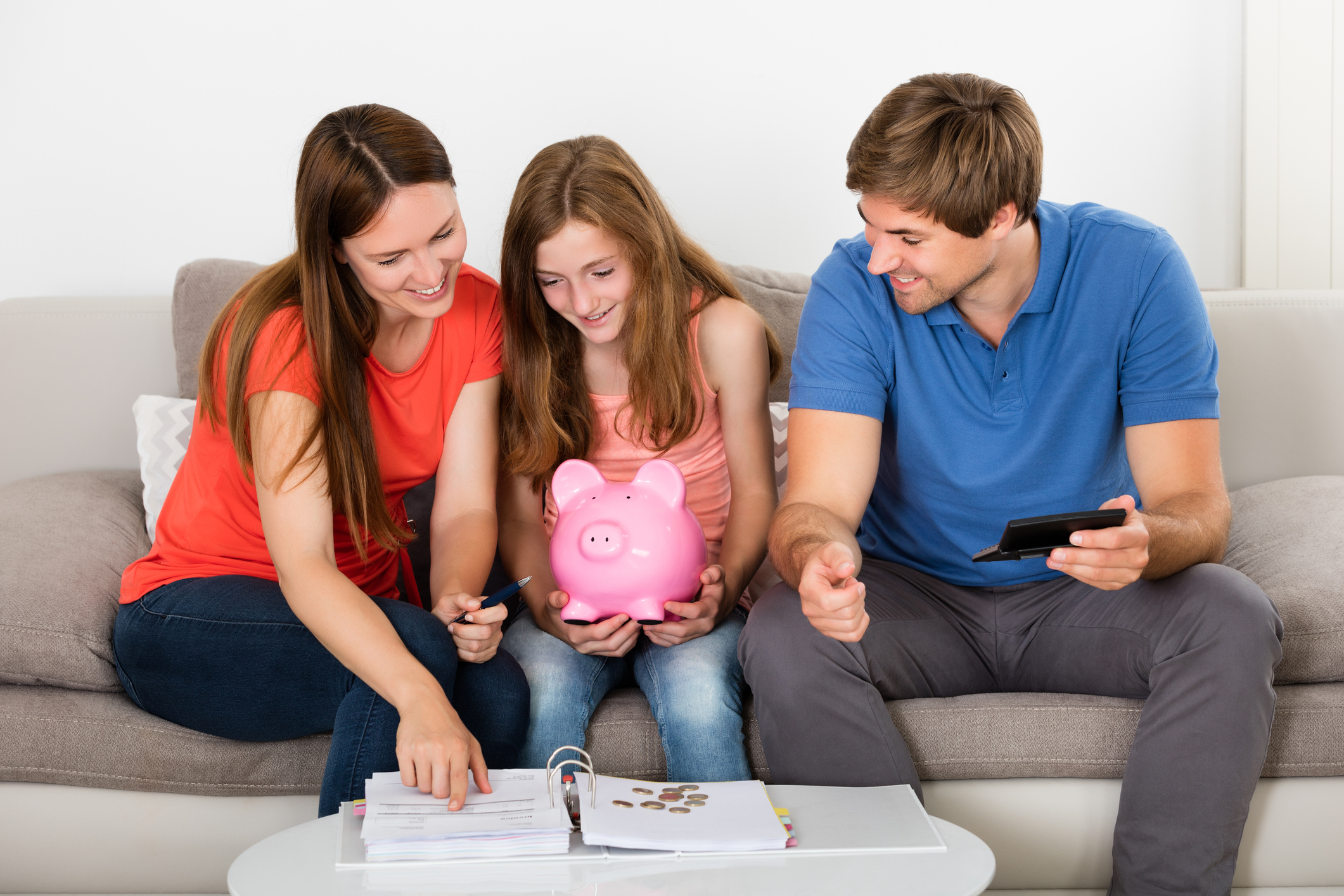 Rodičia spoločne s dcérou plánujú rodinný rozpočet.